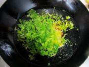 胡蘿卜芹菜葉麵條的做法圖解4