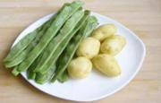 豆角土豆燉寬粉的做法圖解1
