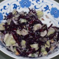 肉炒紫甘藍加涼拌黃瓜的做法