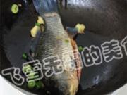 沙鍋鯽魚蠶豆湯的做法圖解3
