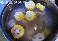 蓮藕玉米排骨湯的做法圖解4