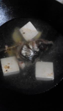 芫茜魚頭豆腐湯的做法圖解3