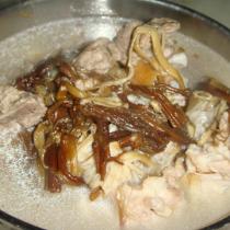 金針菇排骨湯的做法