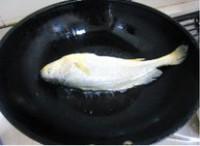 味噌黃花魚湯的做法圖解1