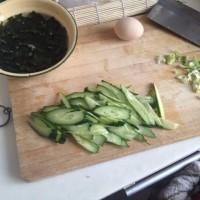 螺旋藻黃瓜疙瘩湯的做法圖解1