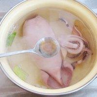藕章魚胡蘿卜湯的做法圖解2