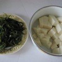 海帶絲豆腐湯的做法圖解1