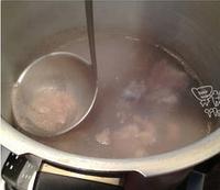 黑蒜排骨湯的做法圖解3