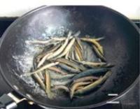 泥鰍雪菜蠶豆湯的做法圖解2