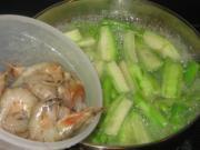 鮮蝦絲瓜毛豆湯的做法圖解3