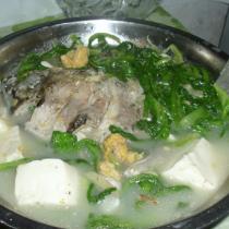 茼蒿鯽魚豆腐湯的做法