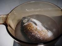薏米煲鯽魚湯的做法圖解3