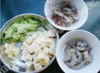 豆腐蝦紅湯的做法圖解1