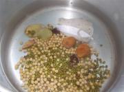 黃綠豆煲魚骨湯的做法圖解3