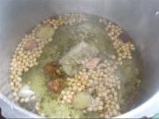 黃綠豆煲魚骨湯的做法圖解4