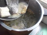 黃綠豆煲魚骨湯的做法圖解9