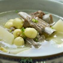 蓮子土豆排骨湯的做法
