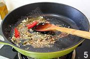 蒜香番茄鳀魚麵的做法圖解5