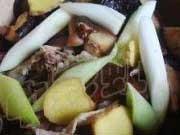 絲瓜香菇鴨架湯的做法圖解2