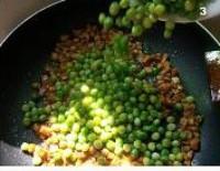 肉丁芽菜炒豌豆的做法圖解3