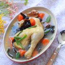胡蘿卜木耳燉雞湯的做法