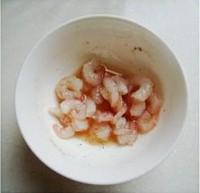 鮮蝦五彩蘿卜湯的做法圖解2