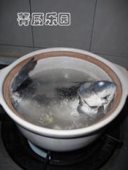 砂鍋什錦鯽魚湯的做法圖解2