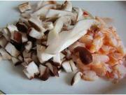 蘑菇蝦仁炒義麵的做法圖解2