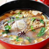 鐵鍋魚頭燉豆腐的做法