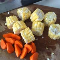 清甜玉米胡蘿卜煲豬骨湯的做法圖解2