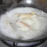 巖蔥鯽魚湯的做法圖解4