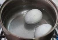剁椒黃瓜皮蛋的做法圖解2