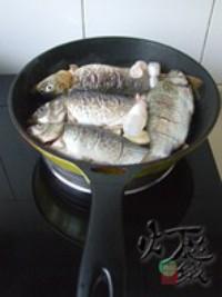 紫蘇燉魚的做法圖解4