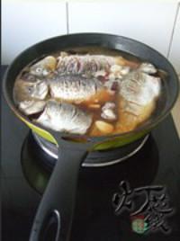 紫蘇燉魚的做法圖解6