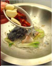 大蒜泡椒燜鮎魚的做法圖解3