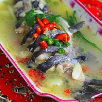 大蒜泡椒燜鮎魚的做法