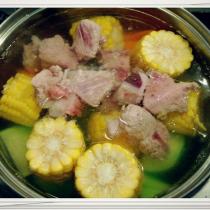 青紅蘿卜粟米排骨湯的做法