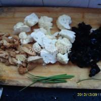 豆腐肉圓猴頭菇花菜木耳湯的做法圖解2