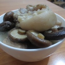 香菇豬蹄湯的做法