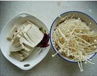 金針菇豆腐肉片湯的做法圖解2