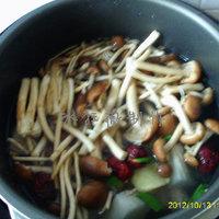 茶樹菇蘿卜肉骨頭湯的做法圖解2