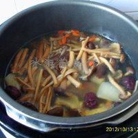 茶樹菇蘿卜肉骨頭湯的做法圖解3