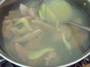 肝尖菠菜湯的做法圖解2