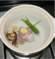 豬骨臘味凍豆腐湯的做法圖解2