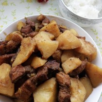 紅燒肉燉土豆的做法