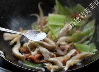 蘑菇青筍炒肉片的做法圖解7