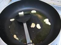 脆皮腸黑橄欖義麵的做法圖解2