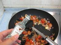 脆皮腸黑橄欖義麵的做法圖解7