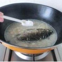 蓮子鯽魚湯的做法圖解5